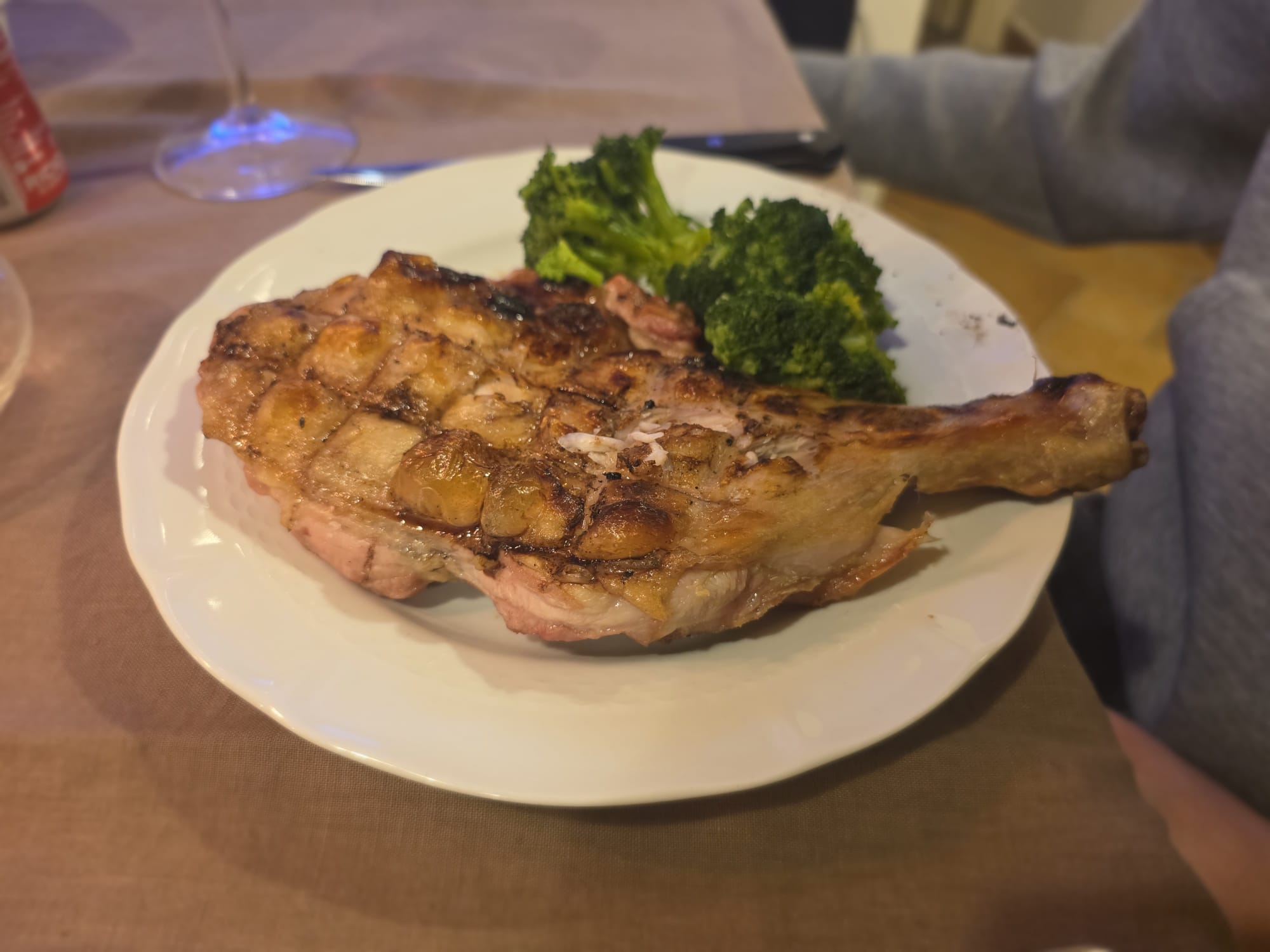 Pollo alla brace servito con broccoli