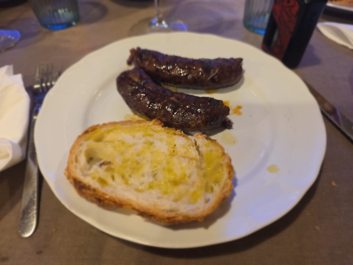 Fegatazze abruzzesi alla brace con pane tostato - salsiccia di fegato aquilana cotta sulla brace