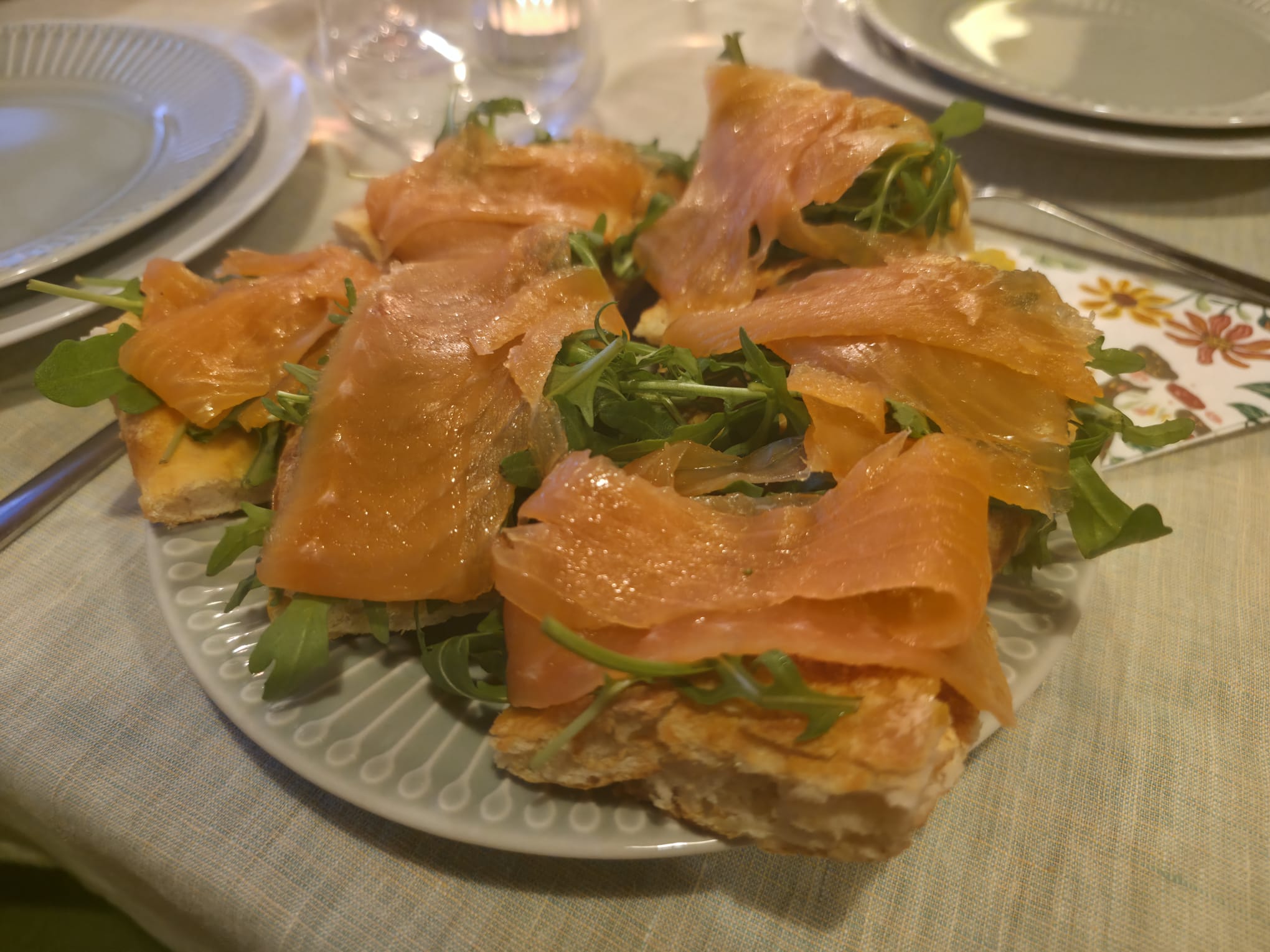 Focaccia con rucola e salmone