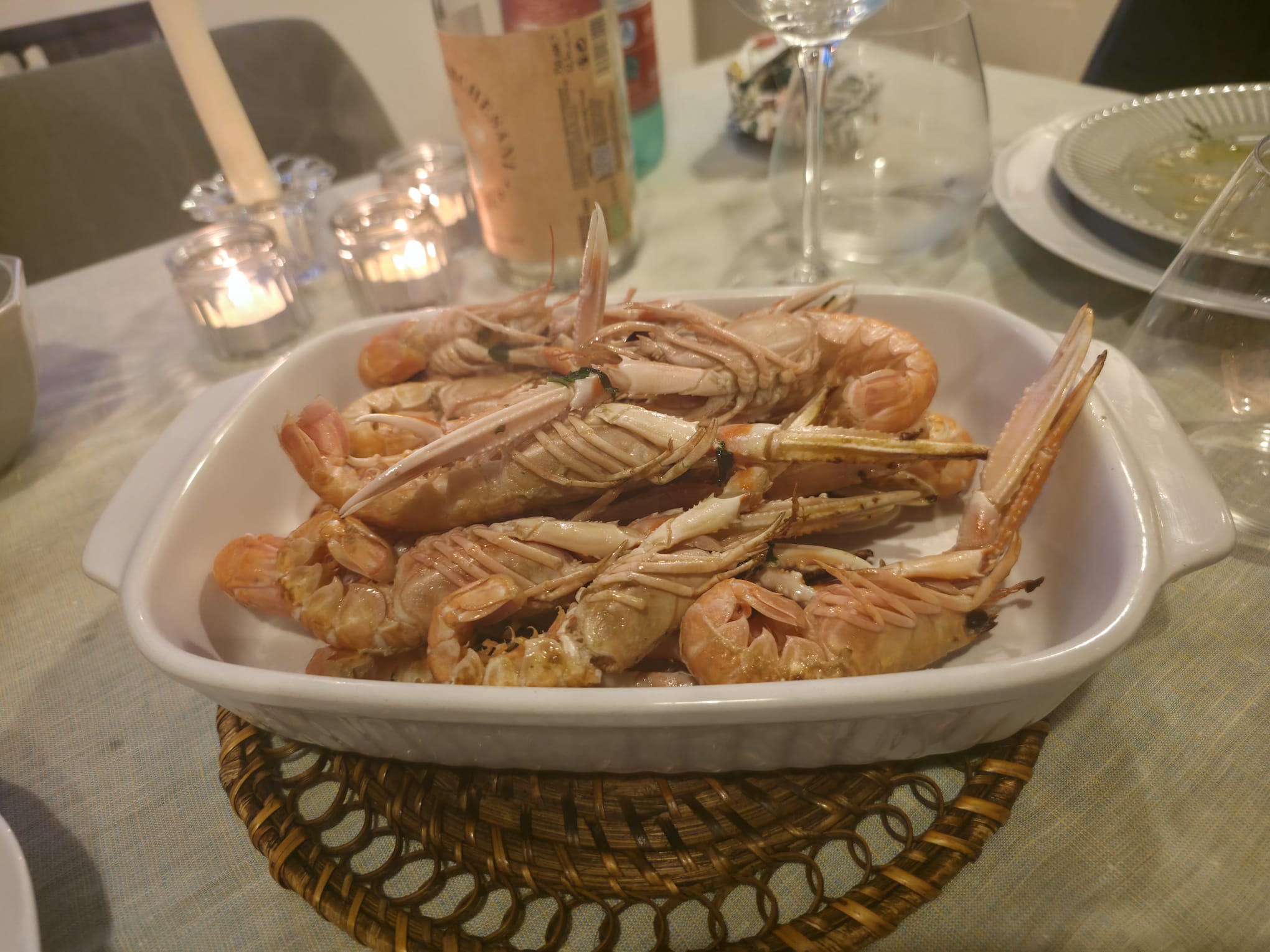 Scampi in padella con aglio olio e prezzemolo