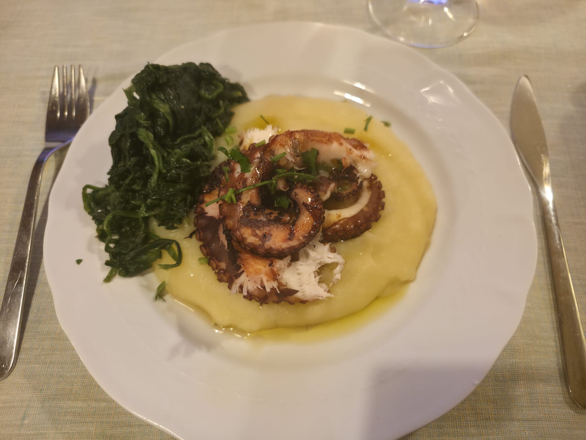 Polpo arrosto su crema di patate e spinaci