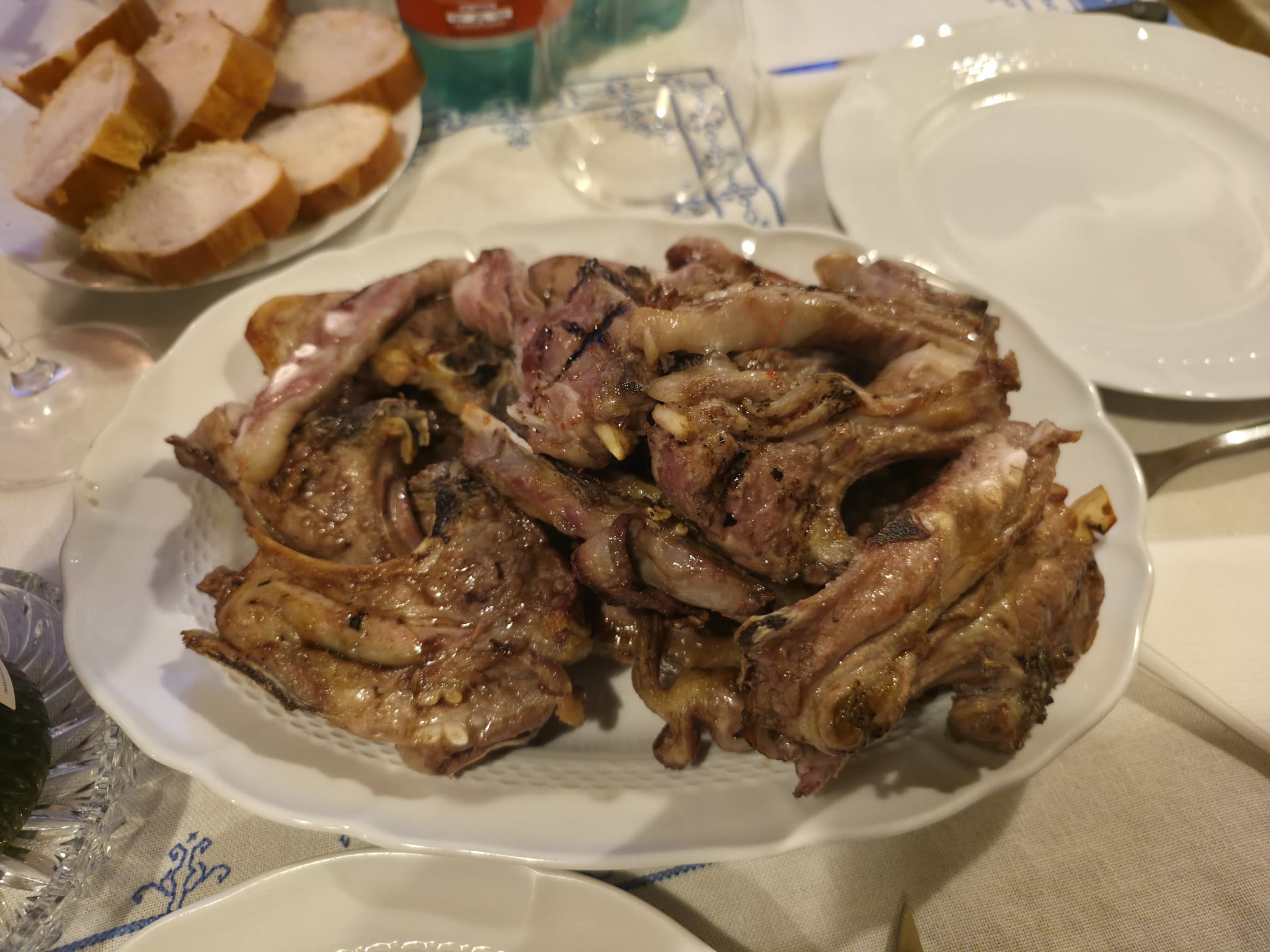 Arrosticini di agnello serviti al tavolo