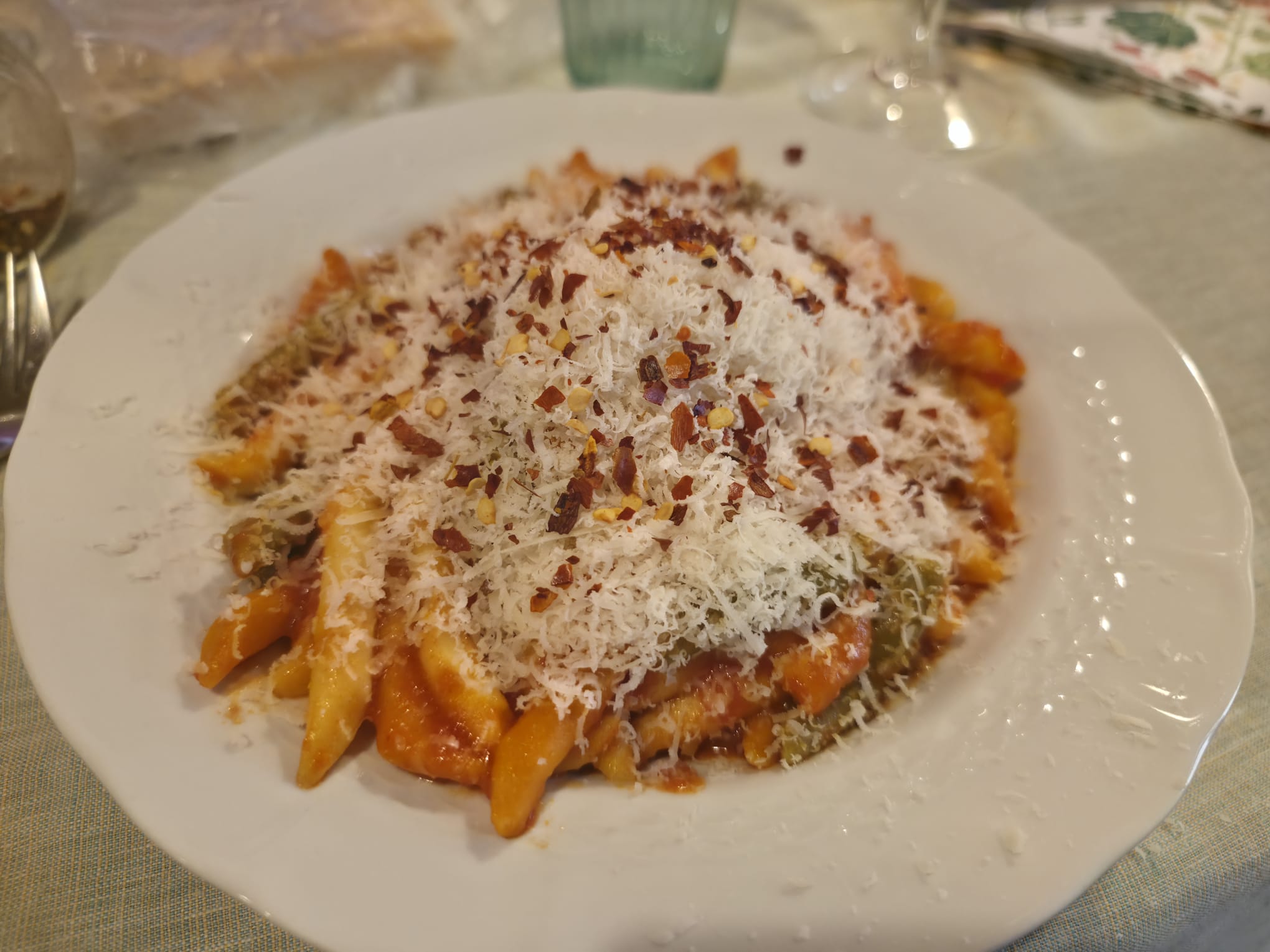 Raffiche al sugo con parmigiano e peperoncino