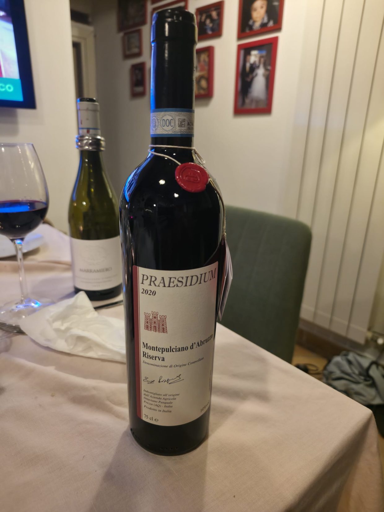 Bottiglia Praesidium Montepulciano d'Abruzzo Riserva 2020 con sigillo di cera rossa