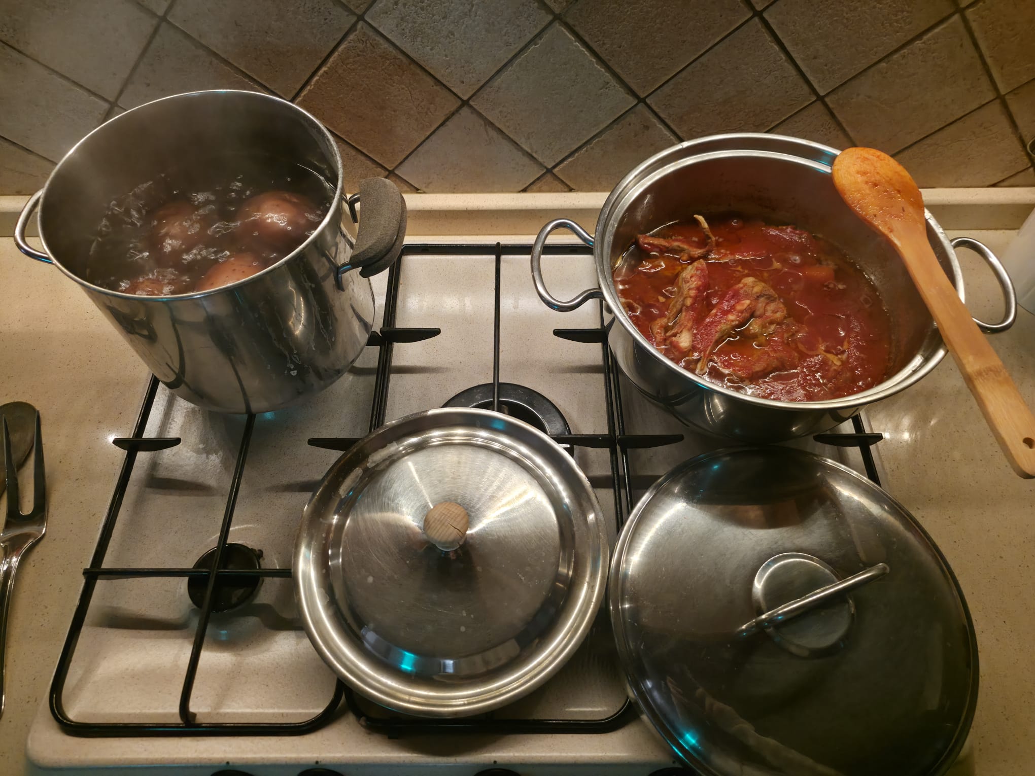 Patate in bollitura e sugo di carne