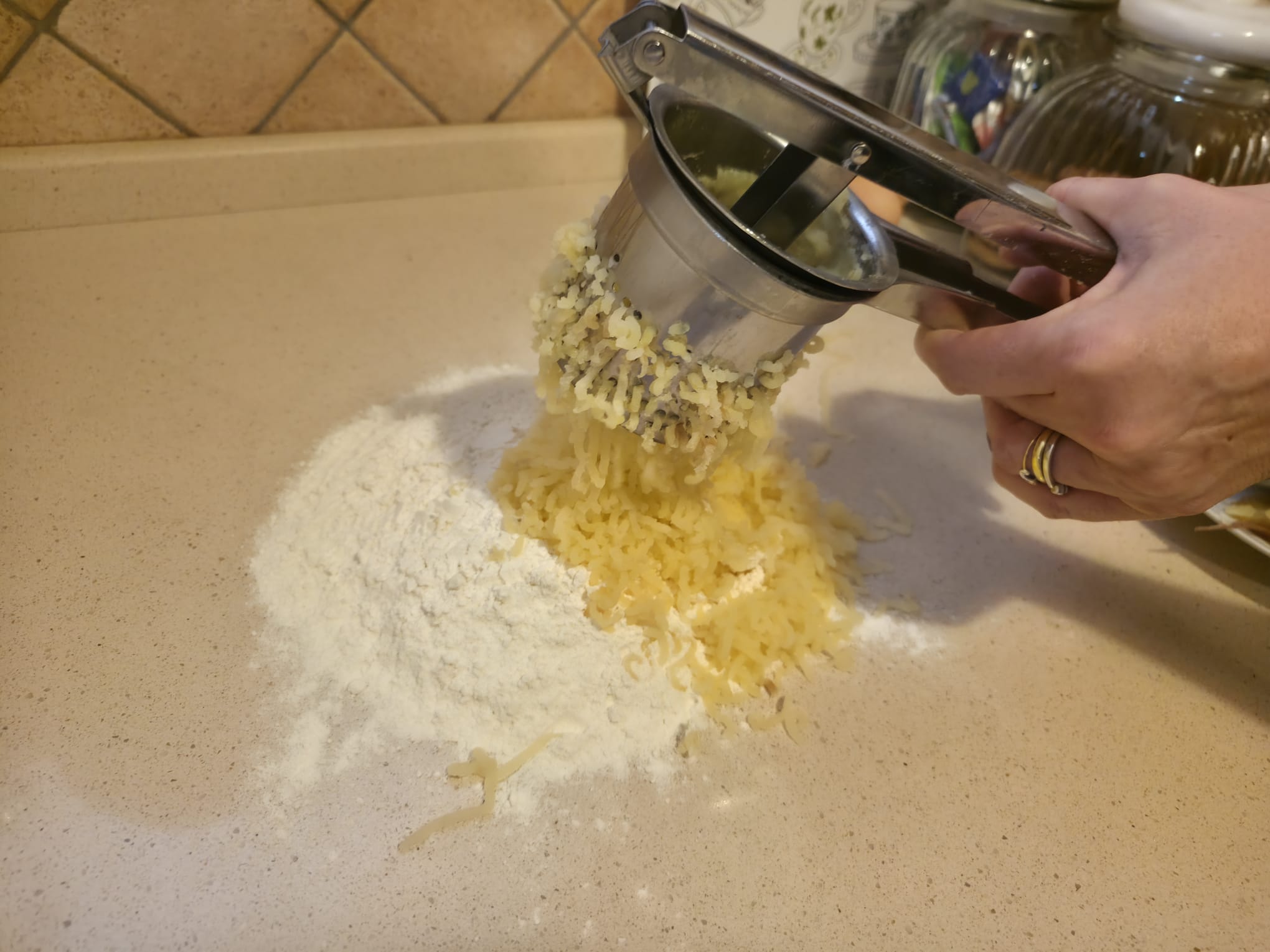 Patate schiacciate con farina