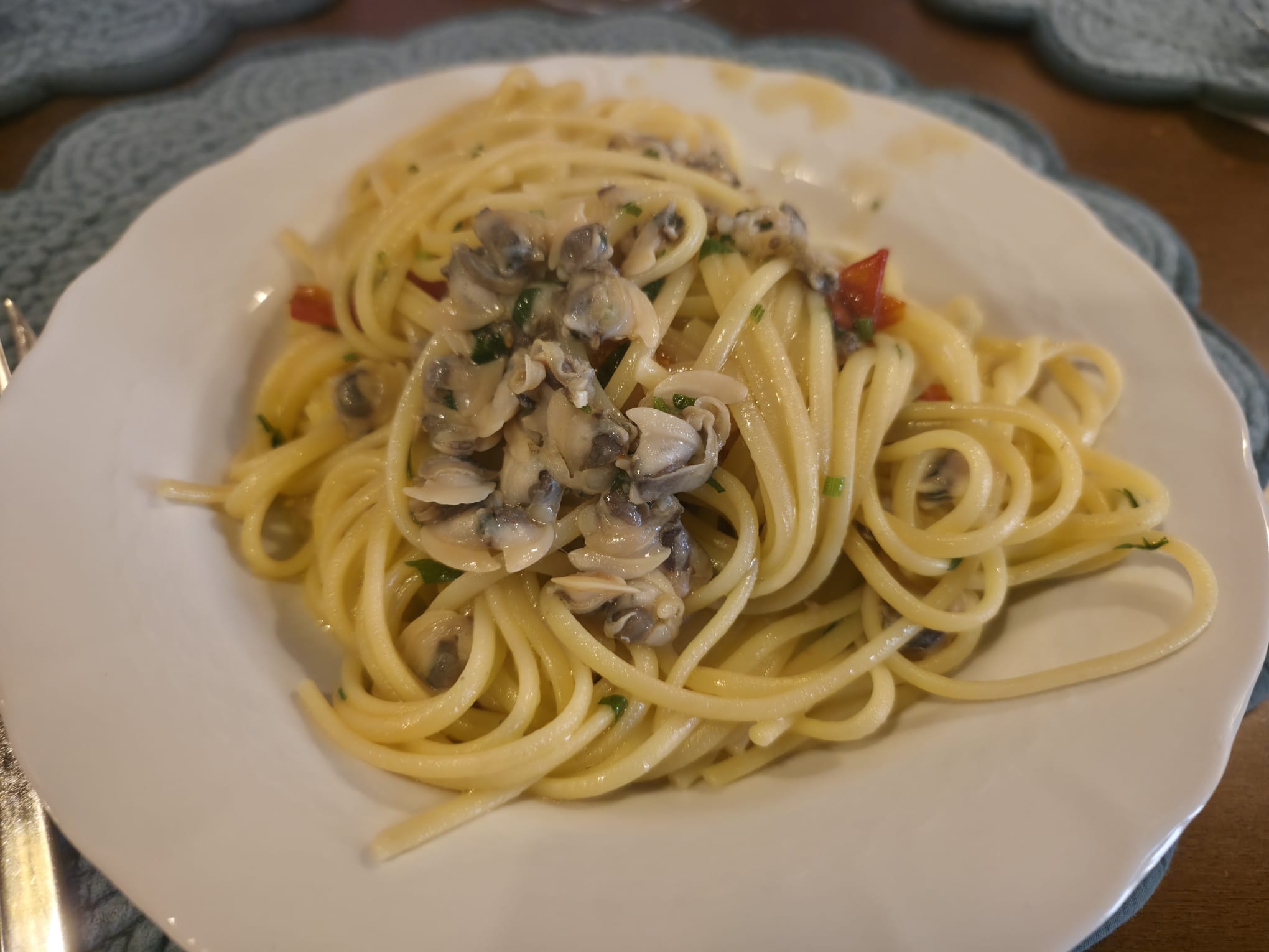 Linguine alle vongole impiattate, pronte per essere servite