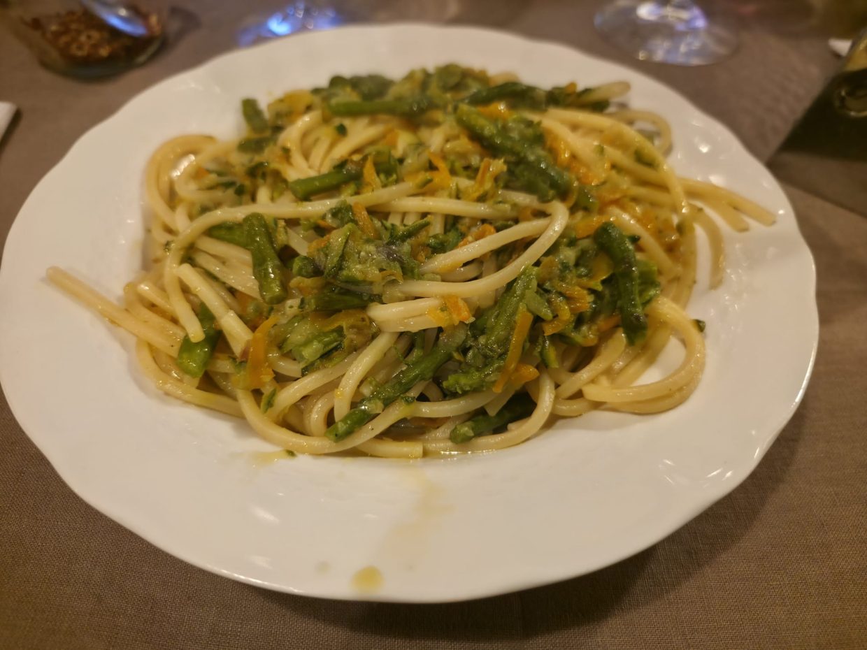 Piatto di Spaghettoni Quadrati al Profumo di Primavera con asparagi, zucchine, carote e pomodorini