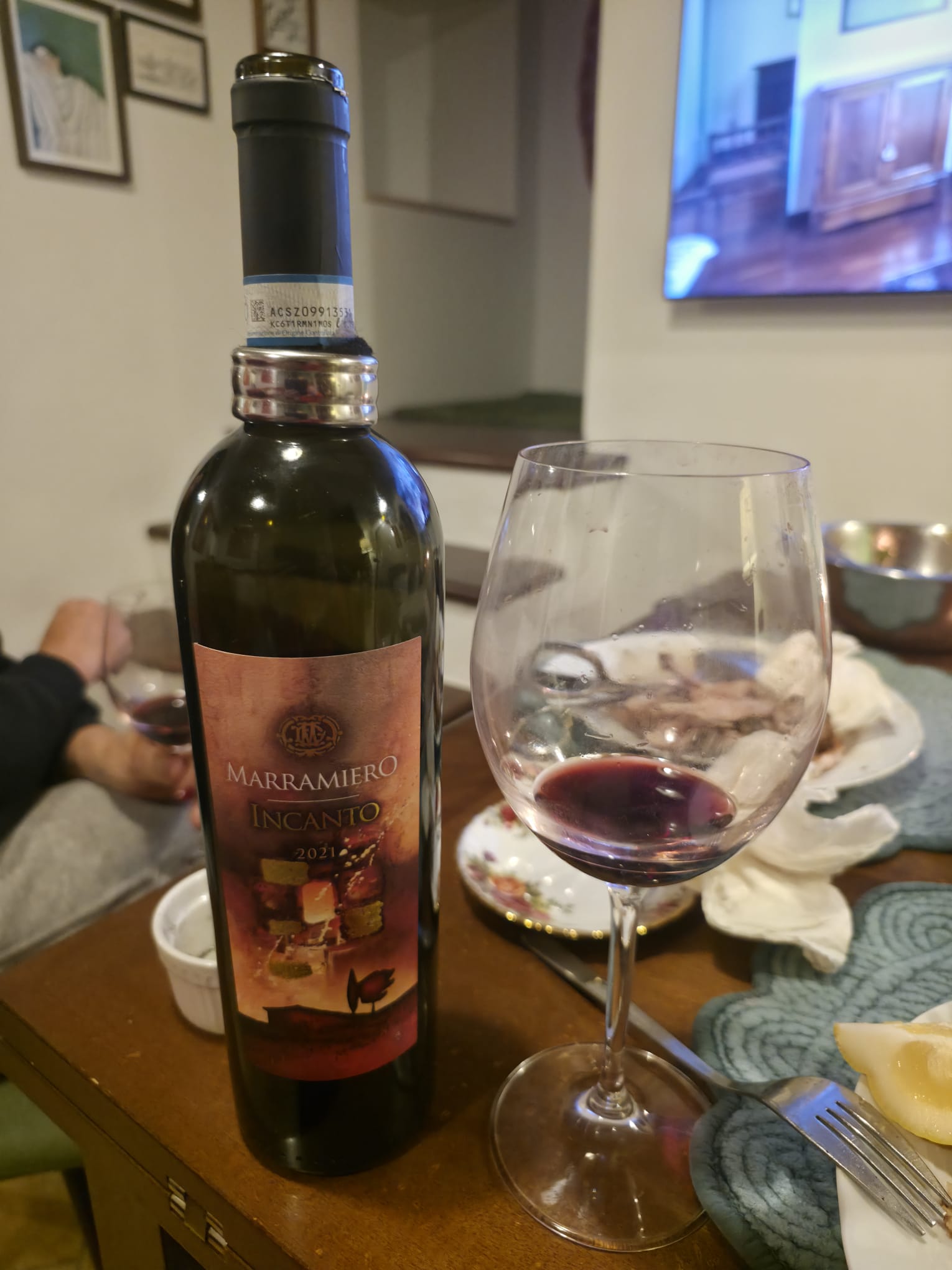 Bottiglia di Incanto Montepulciano d'Abruzzo DOC 2021 - Cantina Marramiero con calice versato